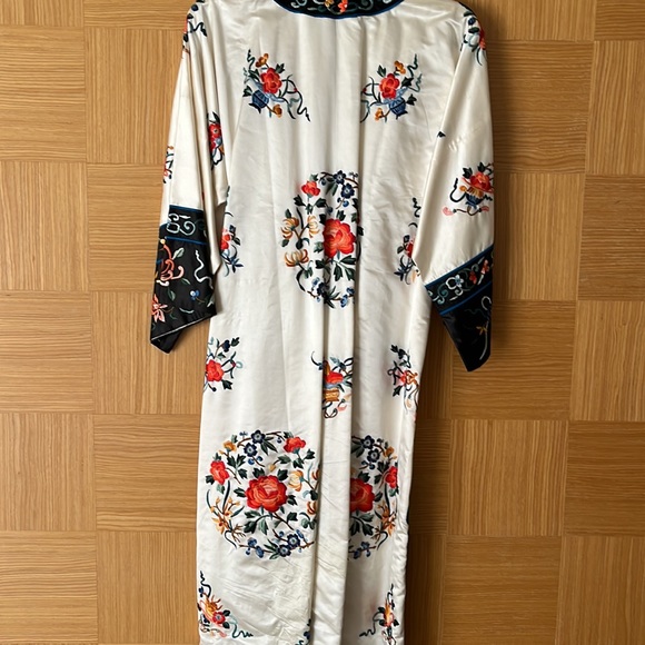 Stunning Silk/Rayon Kimono - Picture 5 of 7